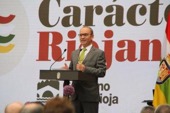 Acto de entrega del título de Riojano Ilustre a Miguel Ibáñez